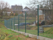 Montáž čtyřhranného pletiva a podhrabových desek – Vejprnice Montáž čtyřhranného pletiva a podhrabových desek – Vejprnice